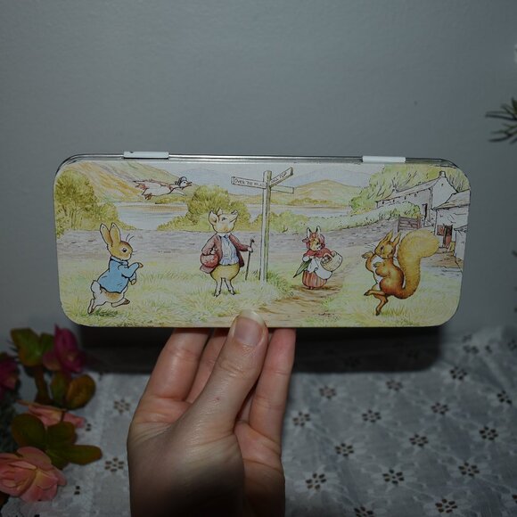 Vintage 1980s Peter Rabbit & Friends Metal Tin Pencil Case Spring Cottage Decor - Picture 5 of 15